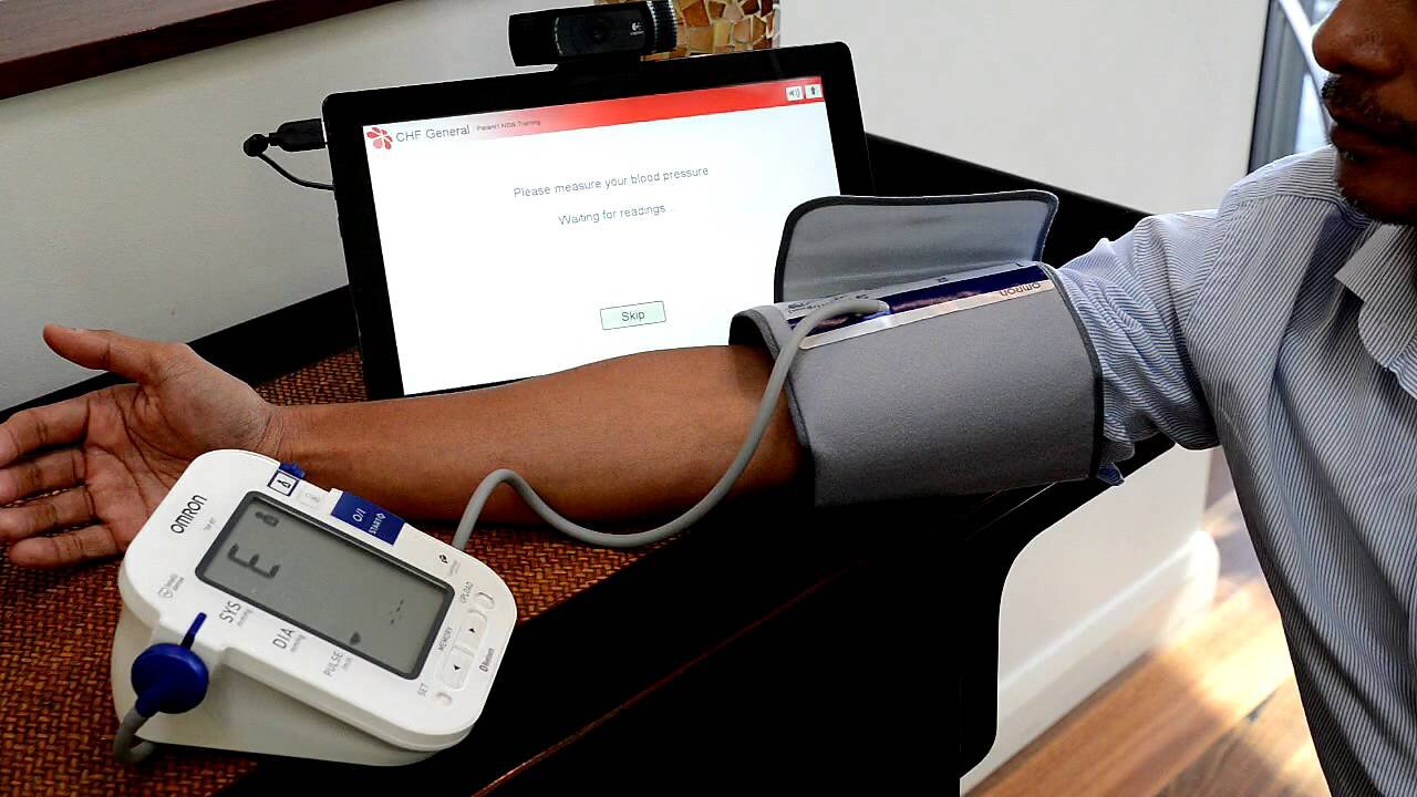 Nên mua máy đo huyết áp Omron hay Microlife?
