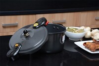 Nên mua nồi áp suất cơ hay điện tử để nấu món hầm ngon