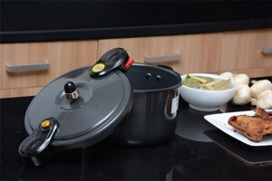 Nên mua nồi áp suất cơ hay điện tử để nấu món hầm ngon