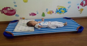 Nên sử dụng giường, nôi đặt sàn cho trẻ sơ sinh và trẻ nhỏ