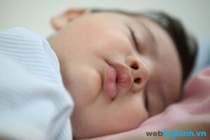 Nên sử dụng máy tạo hơi ẩm hay máy tạo hơi ấm cho bé?