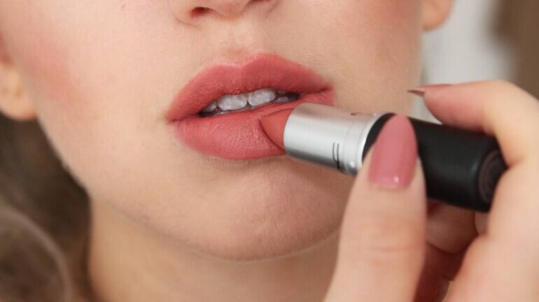 Son môi màu cam đất của MAC Matte Lipstick