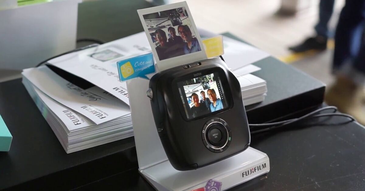 Nguyên nhân máy chụp ảnh lấy liền dần 'mất tích' trên thị trường