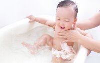 Nhiệt độ nước tắm cho trẻ sơ sinh như thế nào thích hợp, lưu ý gì