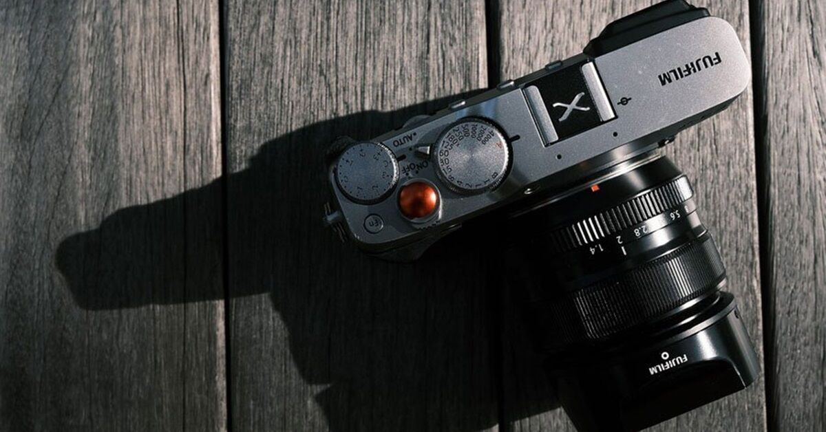 Những điều bạn cần biết về chiếc máy ảnh Fujifilm X-E4 mới