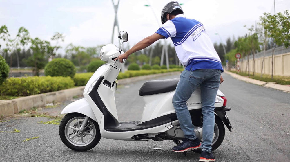 Những điều cần lưu ý khi đi xe máy trời mưa lạnh