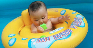 Những lưu ý khi chọn phao bơi cho bé dưới 1 tuổi