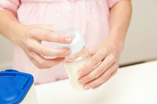 Những lưu ý khi pha sữa và hâm sữa bột công thức cho bé