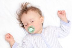 Những ưu và nhược điểm khi cho bé sử dụng ti giả