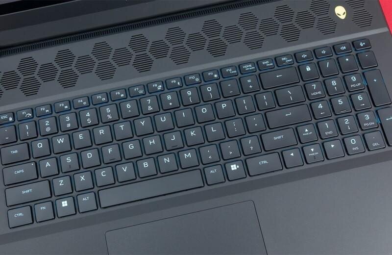 Dell Alienware m18 R2: Ông vua hiệu năng, hay gánh nặng cồng kềnh?