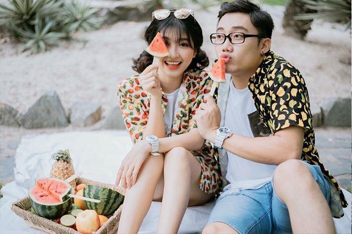 Đồ mặc đi biển họa tiết trái cây được các cặp đôi yêu thích