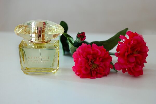 Nước hoa Versace Yellow Diamond Intense For Women - mùi hương tinh khiết, gợi cảm và đầy nữ tính