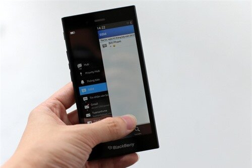 Smartphone tầm trung màn hình lớn của BlackBerry có một hệ điều hành tốt, đủ dùng.