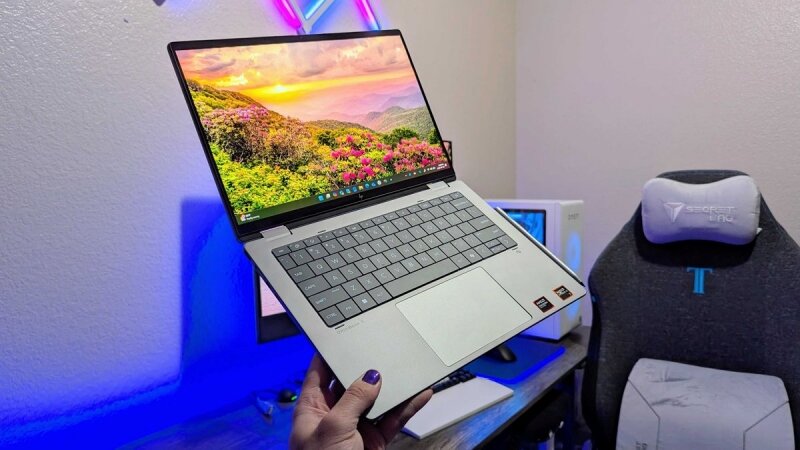 HP OmniBook X Flip 14 (2025) có khả năng xoay gập linh hoạt, làm việc hiệu quả và đáng tin cậy