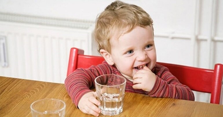 Nên cho bé uống nhiều nước để hạn chế táo bón