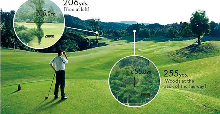 Ống nhòm đo khoảng cách được các golfer sử dụng trên sân golf 