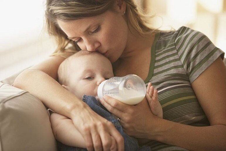 Trẻ bị trào ngược dạ dày cần lựa chọn loại sữa công thức phù hợp