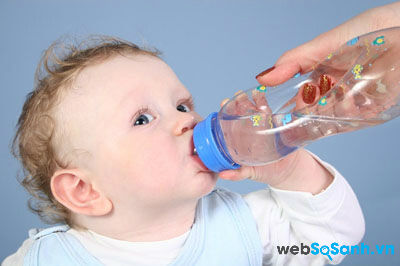 Pha Oresol cho trẻ uống không đúng cách có thể gây teo não
