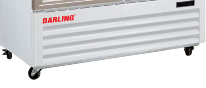 Tủ mát Darling DL-9000A2 được trang bị 4 bánh xe giúp người dùng di chuyển dễ dàng hơn.