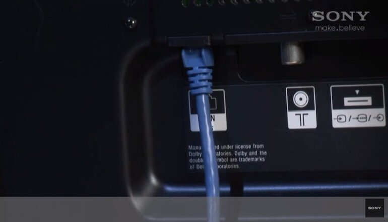 Kết nối đầu kia của cáp với cổng LAN trên tivi