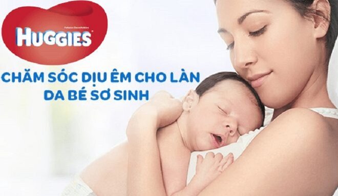 So sánh miếng lót sơ sinh Bobby và Huggies cho bé, nên mua loại nào cho bé?