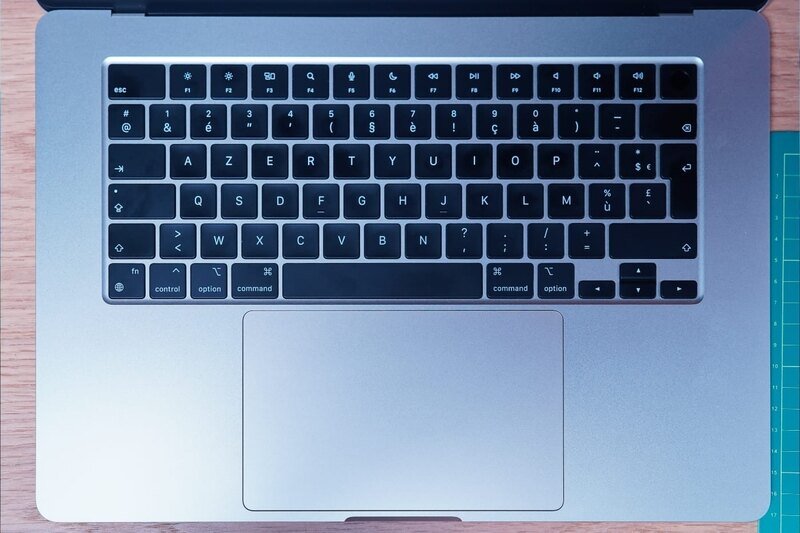 Macbook Air 15 M3: Laptop siêu di động 'ngoại cỡ' của Apple, rất linh hoạt và pin vẫn dồi dào!