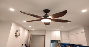 Quạt trần Airfusion Akamani 2810B có tốt không? Giá bao nhiêu?