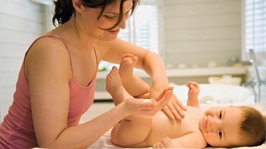 Không sử dụng các loại phấn rôm chứa nhiều hạt nhỏ và hãy chọn những loại làm từ thảo mộc, đặc biệt là khi sử dụng cho vùng tã lót.