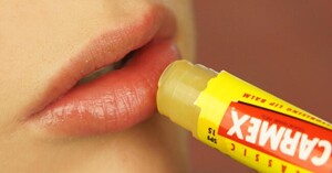 Review son dưỡng Carmex Classic Lip Balm Medicated, dưỡng môi ra sao?
