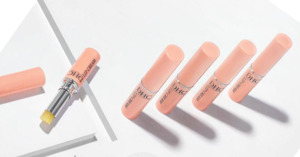 Review son dưỡng DHC không màu - Báu vật cho môi thật không?