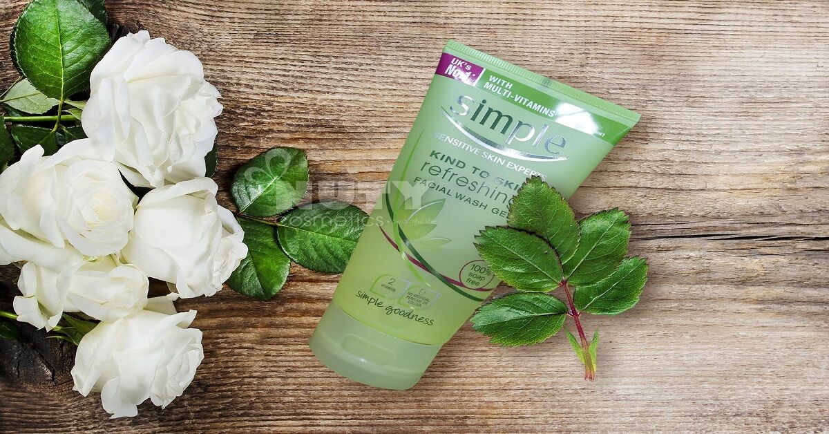 Review về sữa rửa mặt Simple Kind to Skin Refreshing Facial Wash