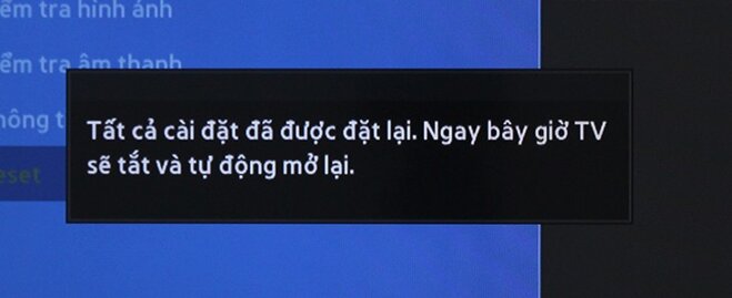 Chờ giây lát để tivi cài đặt lại