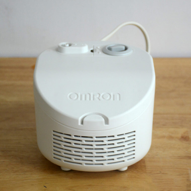 Máy xông mũi họng Omron NE-C101