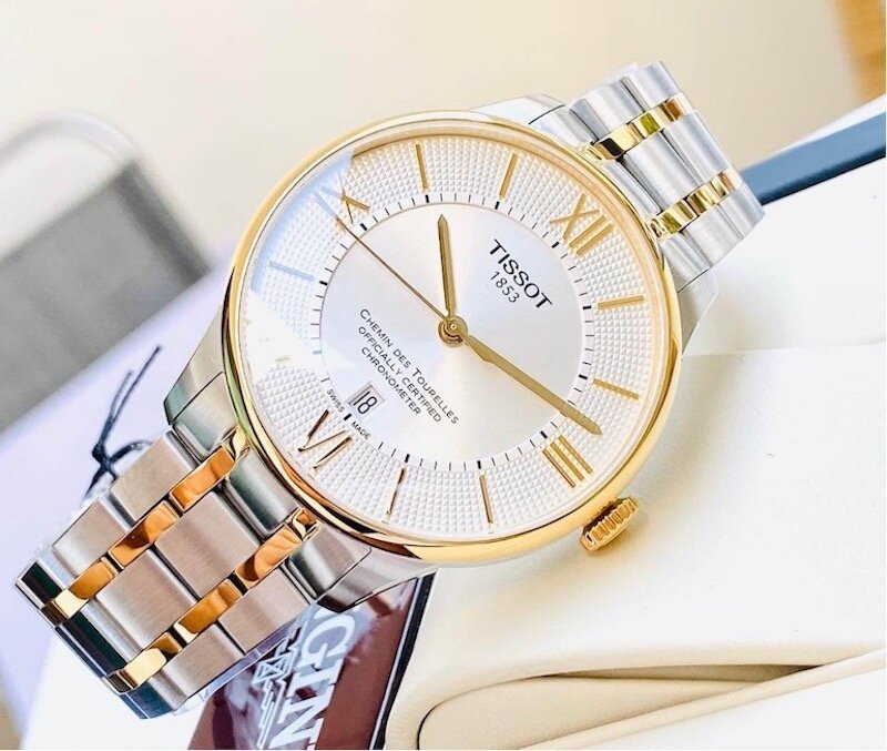 Màu bạc và vàng được kết hợp với nhau tạo nên sự sang trọng cho chiếc đồng hồ này