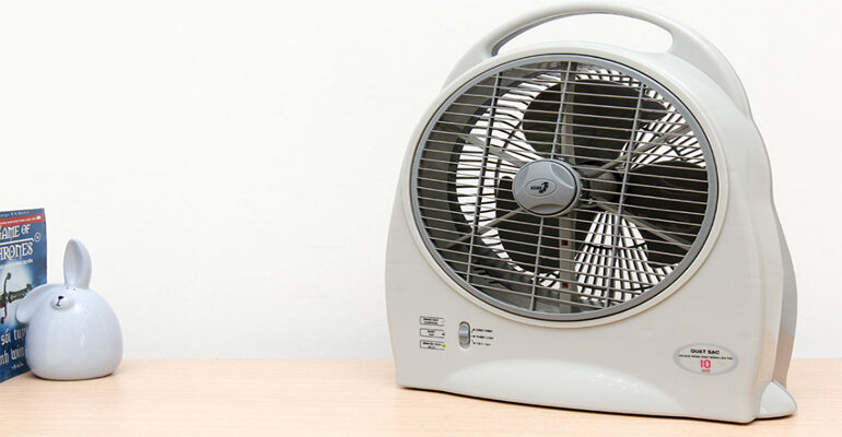 Asia QS1001 có thể sử dụng 8-10 giờ chỉ 1 lần sạc quạt tích điện