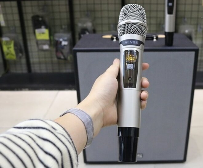 Loa Acnos CS550 có phần ưu việt hơn dòng loa khác. Đó là cho phép người dùng chỉnh âm lượng micro ở 2 mic là khác nhau