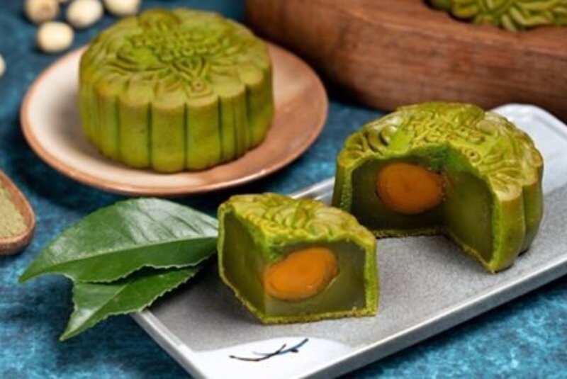 Bánh Trung thu trà xanh trứng muối