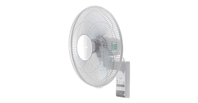Các nút bấm được thiết kế trên thân quạt hơi bất tiện quạt treo tường Toshiba F-WSA20(H)VN