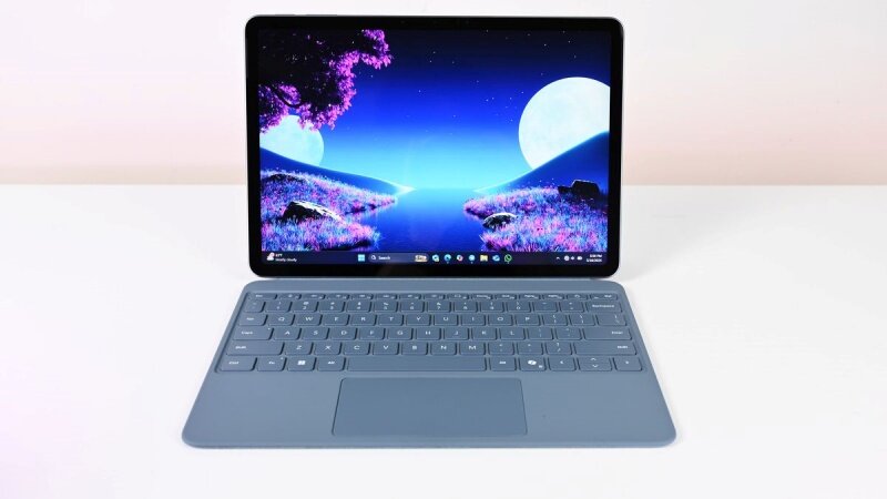 Dù không phải OLED, nhưng màn LCD của Surface Pro 12 vẫn cho chất lượng hiển thị rất cao