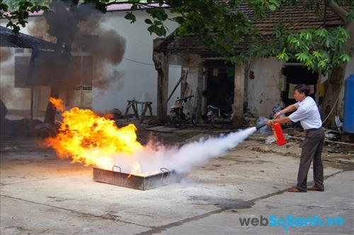 So sánh bình chữa cháy CO2 và bình chữa cháy dạng bột