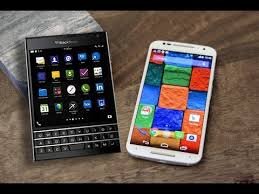 So sánh BlackBerry Passport và Moto X: Đột phá về thiết kế