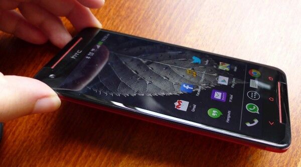 So sánh điện thoại di động Sony Xperia C C2305 và HTC Butterfly S: lợi thế dành cho smartphone của HTC