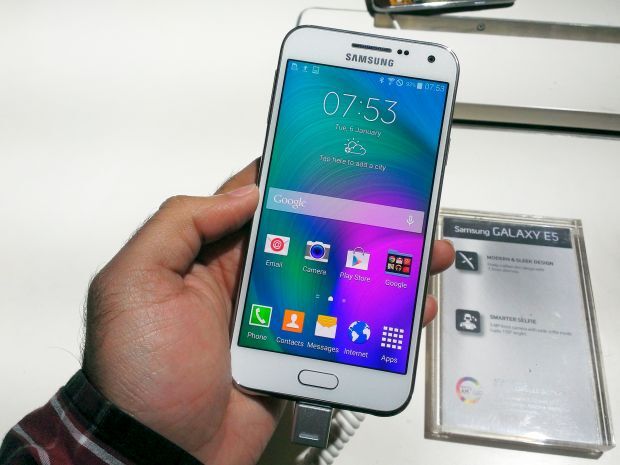 So sánh điện thoại Nokia Lumia 1320 và Samsung Galaxy E5