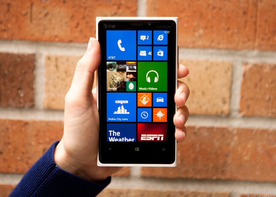 So sánh điện thoại tầm trung Lumia 920 và HTC One Dual Sim