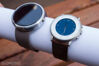 So sánh đồng hồ thông minh Motorola Moto 360 và Pebble Time Round