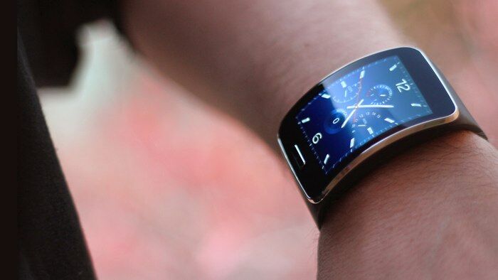 So sánh đồng hồ thông minh Samsung Gear S và Pebble Time Round