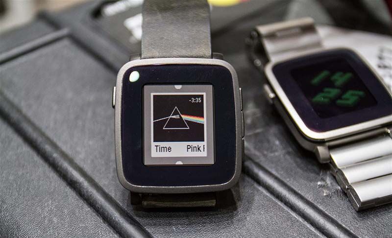 So sánh đồng hồ thông minh Pebble Time và Huawei Watch