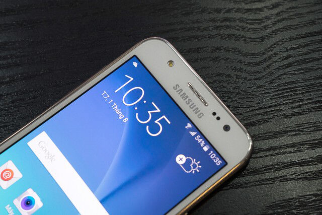 So sánh giá điện thoại di động Sony Xperia U và Samsung Galaxy J5