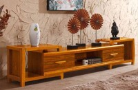 So sánh giá kệ tivi gỗ tự nhiên và kệ tivi gỗ công nghiệp