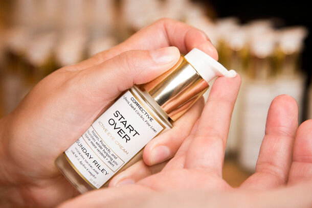So sánh kem mắt Shiseido Bio-Performance Super Corrective và Sunday Riley Start Over Active